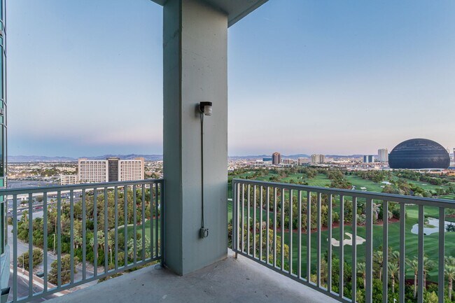 Building Photo - Fully Furnished High Rise with Wynn Golf Course Views!