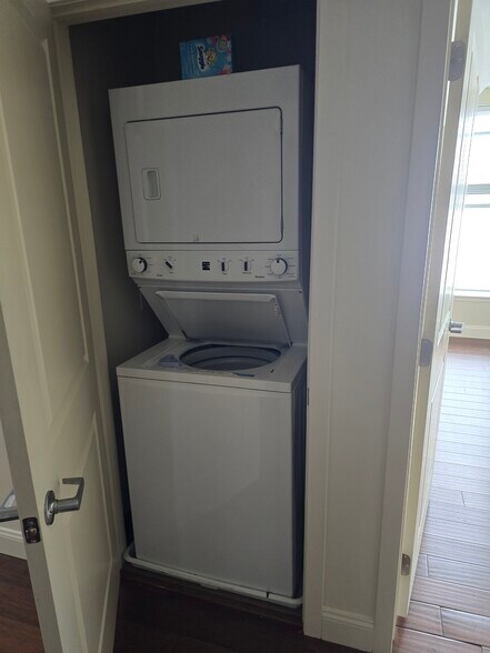 Building Photo - 152 N Main St