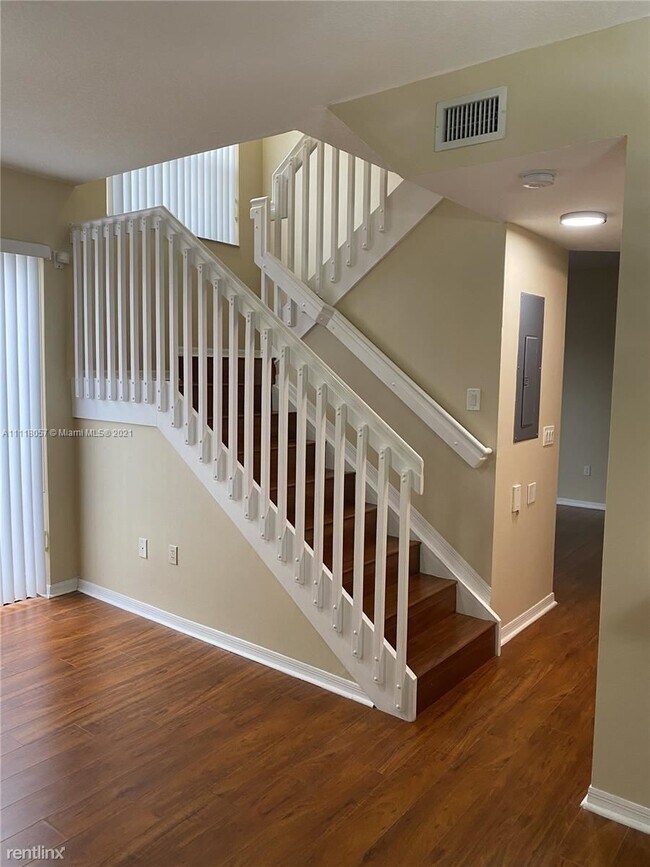 Building Photo - 3 br, 2.5 bath Townhome - 10671 SW 7th St ...