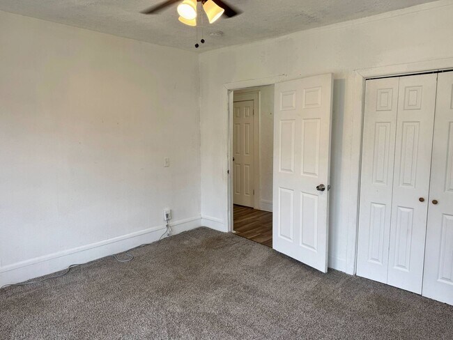 Building Photo - 3 Bed 2 Bath Home With Tons Of Natural Light