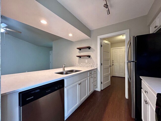 Building Photo - 1900 Gracy Farms Ln