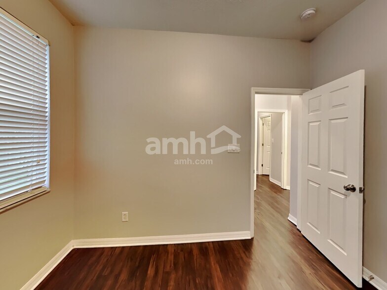 Building Photo - 1560 Mountclair Ct