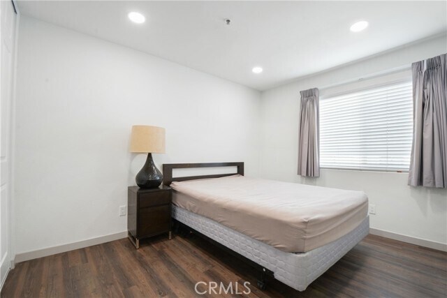 Building Photo - 112 N Primrose Ave