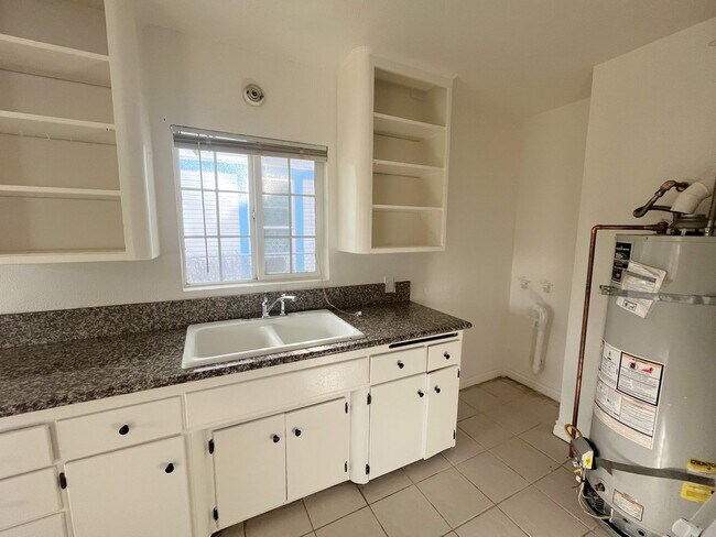 Building Photo - Locust St.