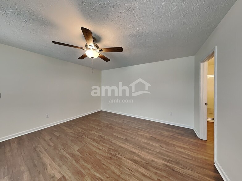 Building Photo - 99 Wooded Ridge Dr