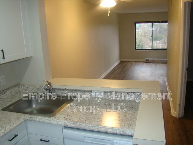 Building Photo - 1600 Park Cir