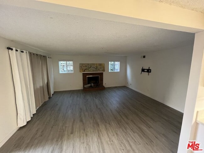 Building Photo - 10846 Scoville Ave