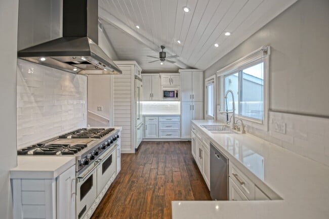 Building Photo - BEAUTIFULLY REMODELED, BRIGHT & AIRY HILLS...