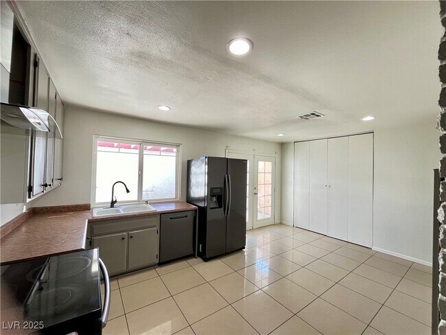 Building Photo - 109 Greenbriar Townhouse Way