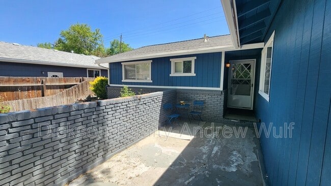 Building Photo - 700 Akard Dr
