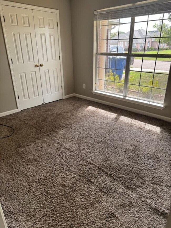 Building Photo - Renovated 4 Bedroom 2 Bath Home with Upsta...