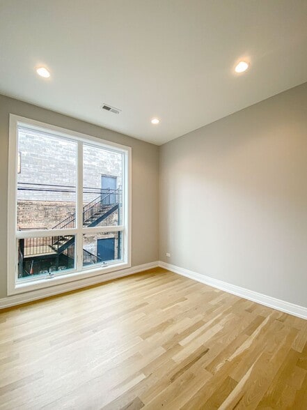 Building Photo - 1060 W Cornelia Ave