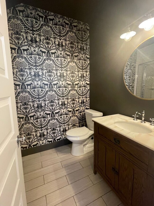 Building Photo - 561A Veritas St