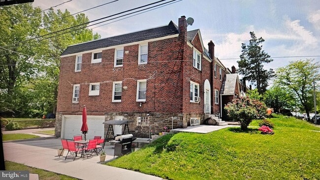 Building Photo - 5451 Howland St