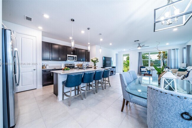 Building Photo - 4230 Rosa Dr