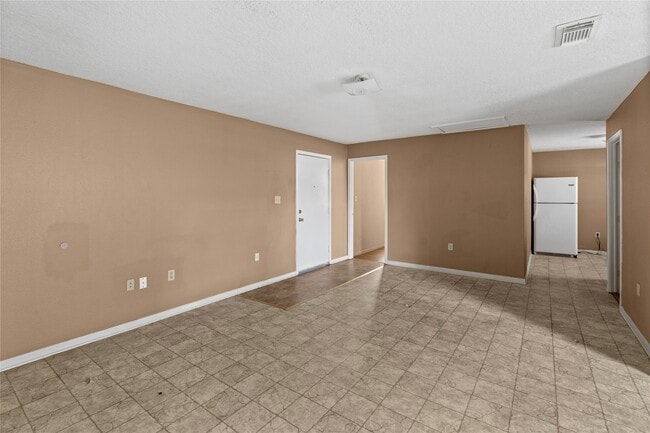 Building Photo - 2200 Peach Ave