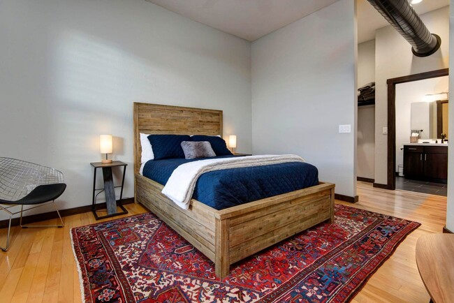 Building Photo - Luxury fully furnished downtown loft 2 bed...