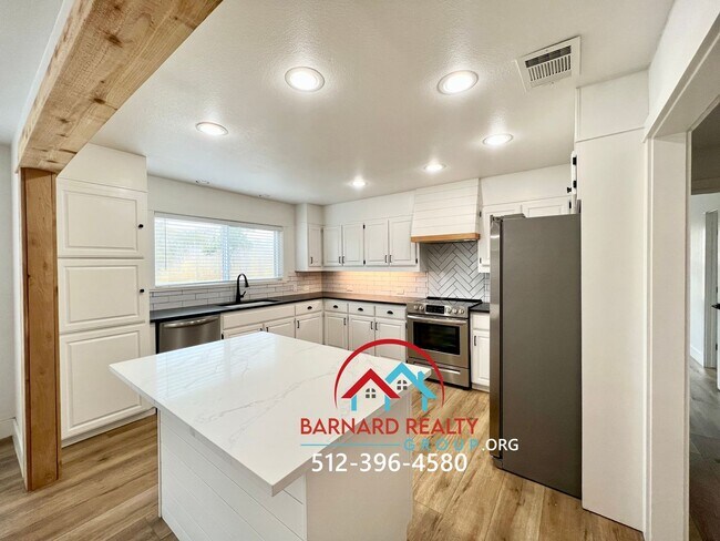 Building Photo - Country Living At It's Finest!