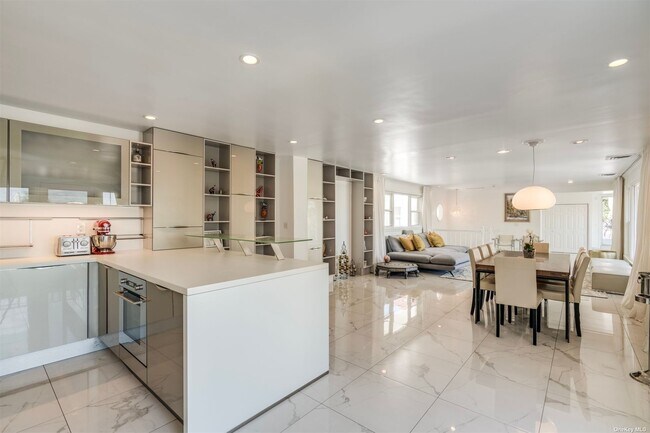 Building Photo - 10 Beach Hill Dr