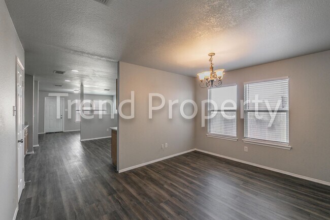 Building Photo - Beautiful Single Story 4 bedroom in Burles...