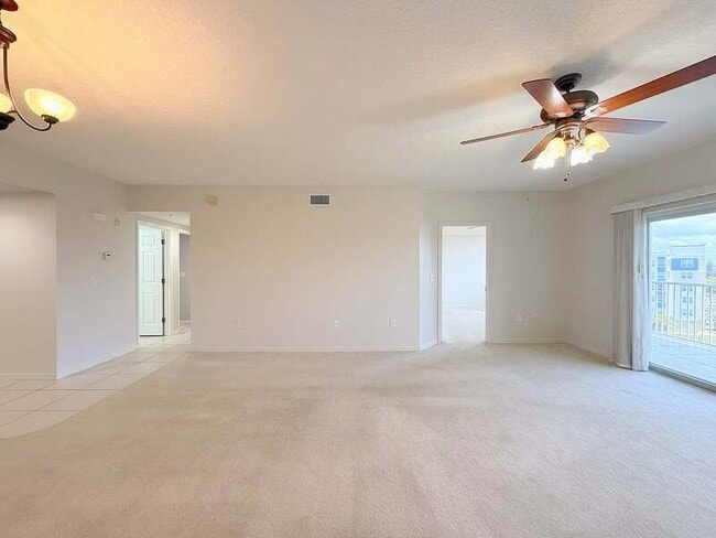 Building Photo - 1200 Country Club Dr