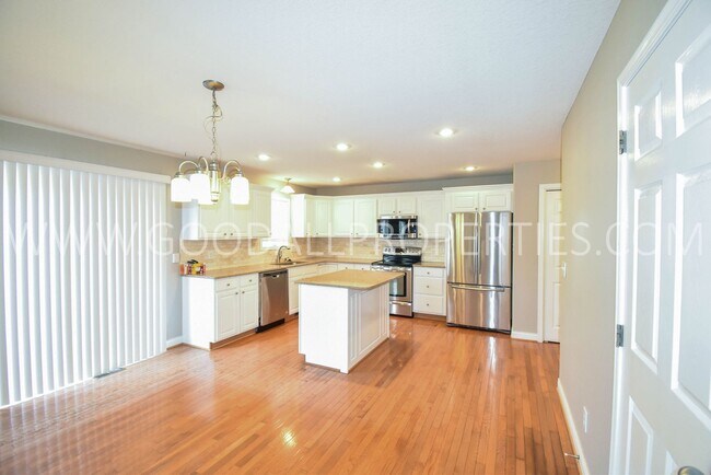 Building Photo - 3 Bedroom Home in West Des Moines