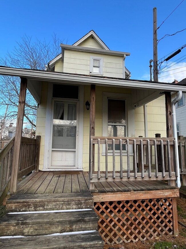 Building Photo - Charming 2 bedroom 2.5 bath single family ...