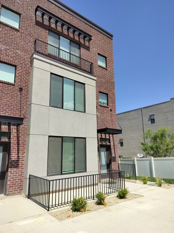 Building Photo - 25 E Center St