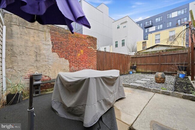 Building Photo - 1902 E Hagert St