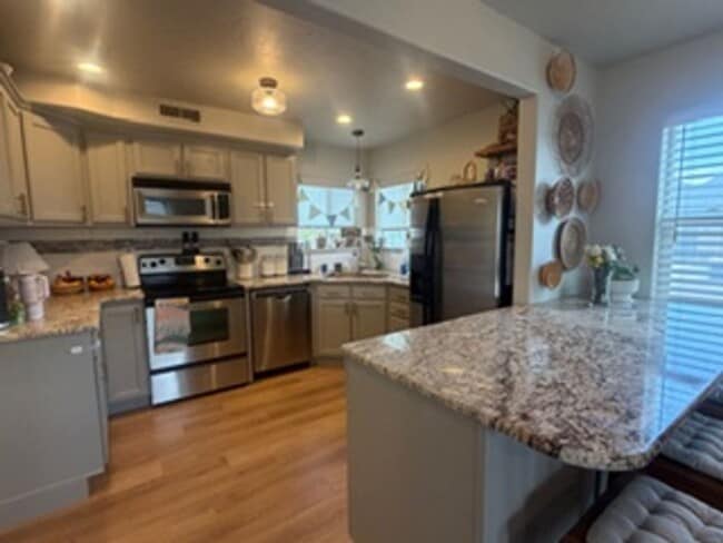 Building Photo - Beautiful 4 Bed / 2.5 Bath Home in Quiet Neighborhood