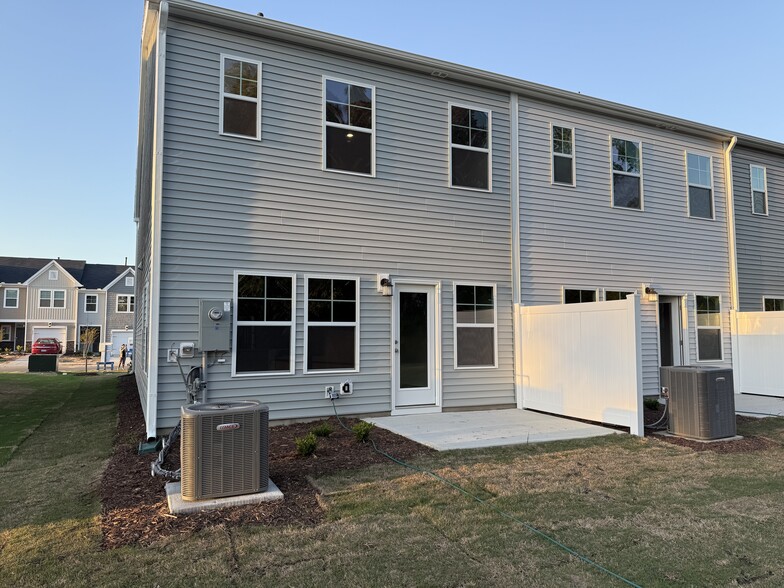 Building Photo - 278 Paramount Dr