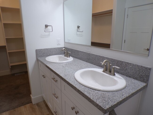 Building Photo - Huckleberry Townhomes