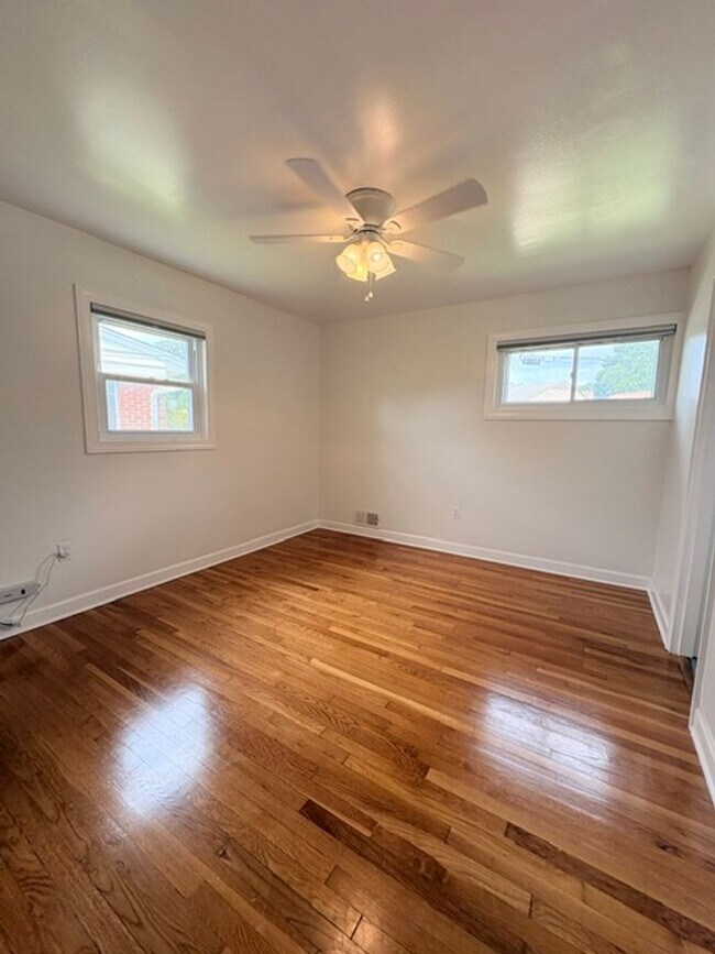 Building Photo - 9714 Admiralty Dr