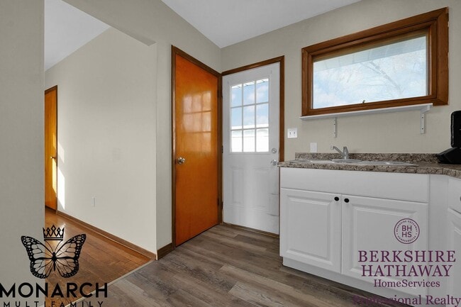 Building Photo - 3 Bedroom Remodeled Home