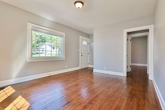 Building Photo - South Knoxville Cottage!!!