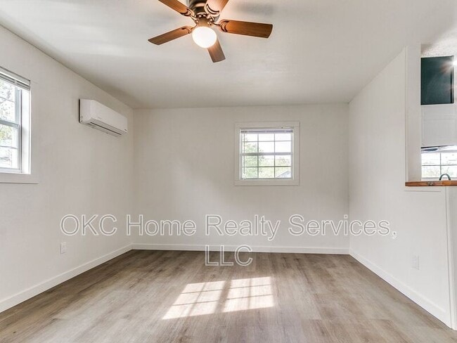 Building Photo - 1812 W Noble Ave