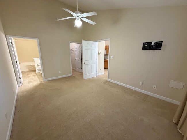 Building Photo - Elon / Townhome