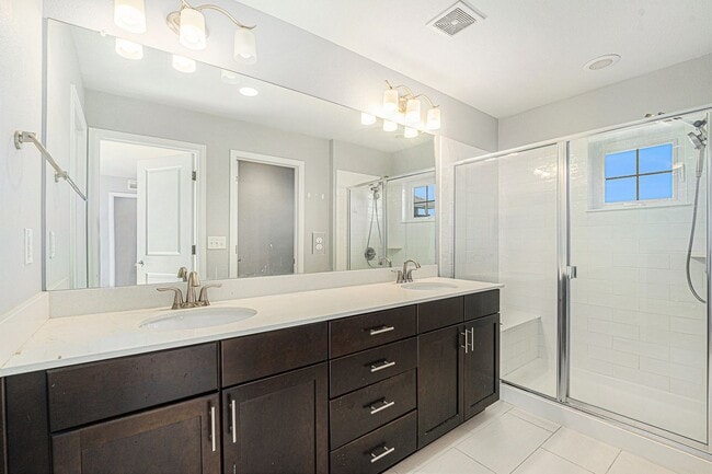 Building Photo - Bright & Spacious 3-Bedroom Home on a Corn...