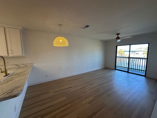 Building Photo - 2 bedroom 1 Bath newly renovated 1 mile fr...