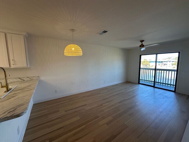 Building Photo - 2 bedroom 1 Bath newly renovated 1 mile from the beach