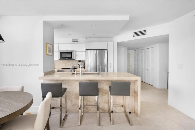 Building Photo - 1155 Brickell Bay Dr