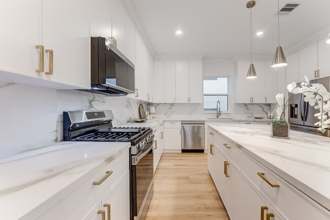 Building Photo - 1216 W 23rd St