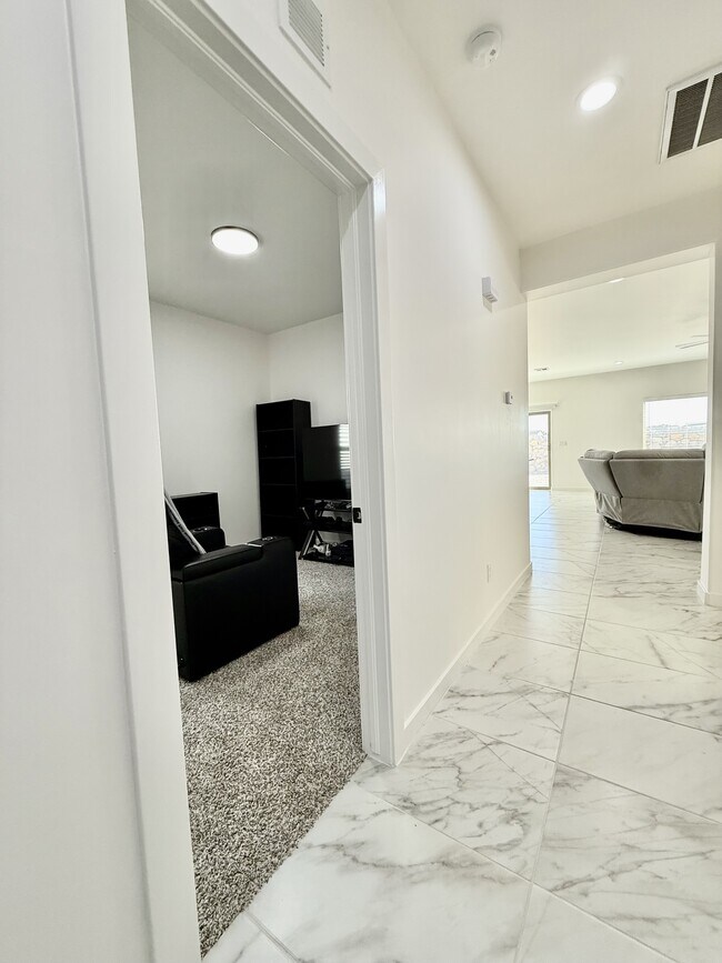 Building Photo - 15052 Destination Ave