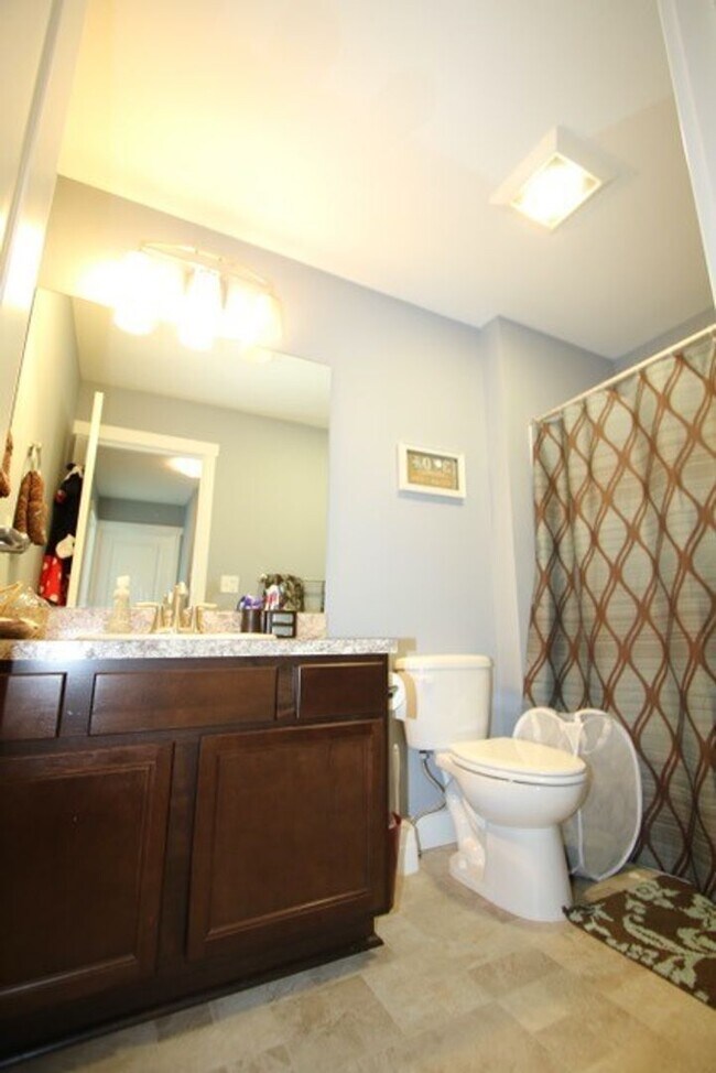 Building Photo - Modern and Spacious 4 Bedroom Condo in East Anchorage!