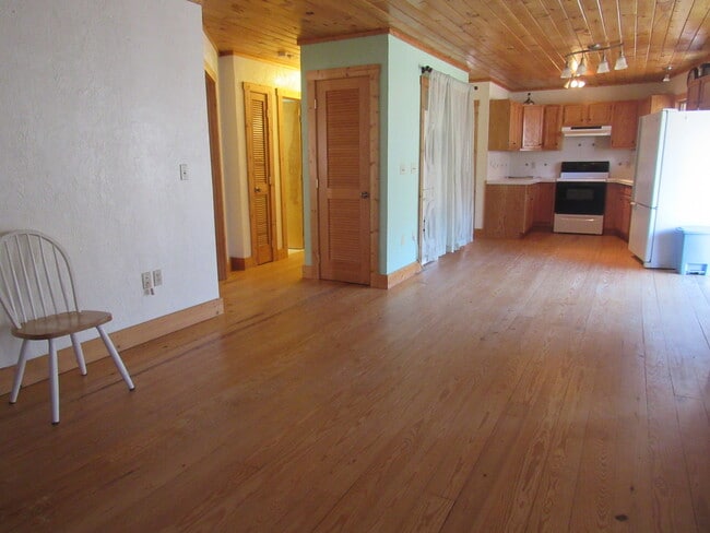 Building Photo - $1,400 - 2 Bedroom / 1 Bath Cabin in Tuckaseegee with Lovely Mountain View