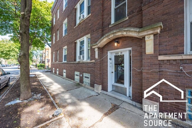Building Photo - 3219 N Leavitt St