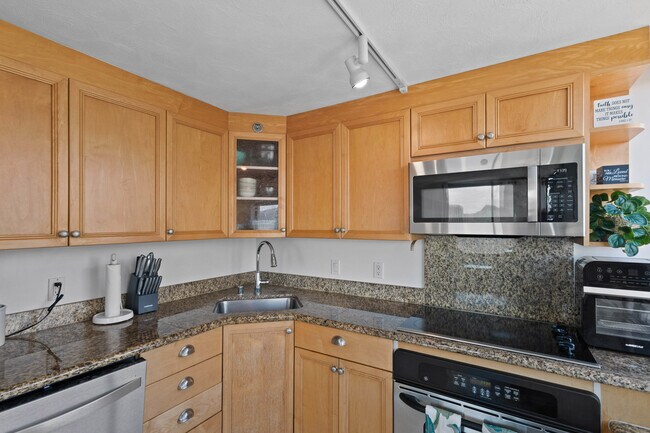 Building Photo - 343 Hobron Ln