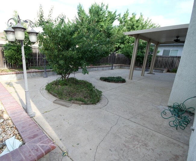 Building Photo - Located in Stonelake, 4 Bed, 2.5 Bath Elk ...