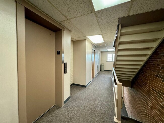 Building Photo - 36 Greentree Ln