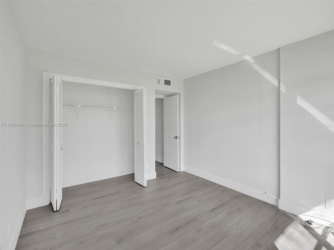 Building Photo - 3700 Oaks Clubhouse Dr